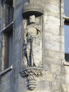 902824 Afbeelding van een ridderbeeld, in 1906 vervaardigd door W.M. Retera, aan de pui van het voormalige hoofdkantoor ...